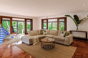 TV, fireplace, ping pong, books