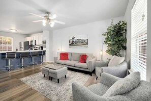 TV, fireplace, offices - Campus Corner-1 Mi to UofA- 1 Mi to Downtown (Fayetteville)