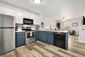 Fridge, microwave, oven, stovetop - Campus Corner-1 Mi to UofA- 1 Mi to Downtown (Fayetteville)