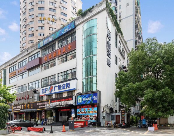 Front of property - yibaijiudianhepinggonyuandian (Shanghai)