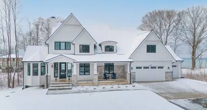 Luxury Lakefront Private Pool House, Hot Tub