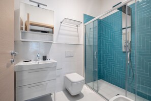 Douche, sèche-cheveux, bidet, serviettes fournies