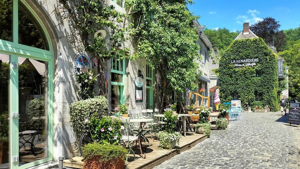 A cobblestone street lined with buildings, including a restaurant named "La Renardière" with outdoor seating and greenery. - Stunning home in Somme-Leuze with WiFi (Somme-Leuze)