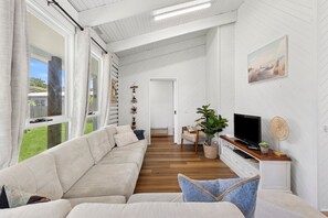 TV, fireplace - Lonsdale By The Sea (Point Lonsdale)