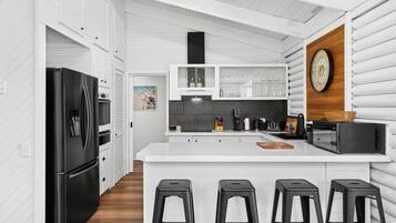 Frigorífico, microondas, horno y placa de cocina