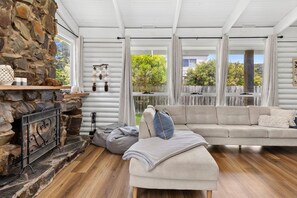 Televisie en een open haard