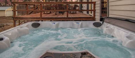 Outdoor spa tub