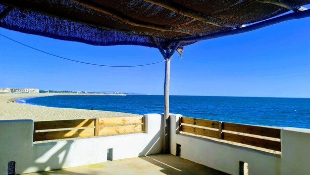 A beach view from a covered balcony with a clear blue sky. - Villa Anza de la Olla - Le Racou plage - 13 people - 5 bedrooms (Argelès-sur-Mer)