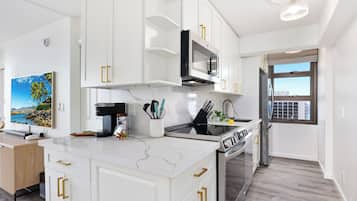 Réfrigérateur, micro-ondes, four, plaque de cuisson