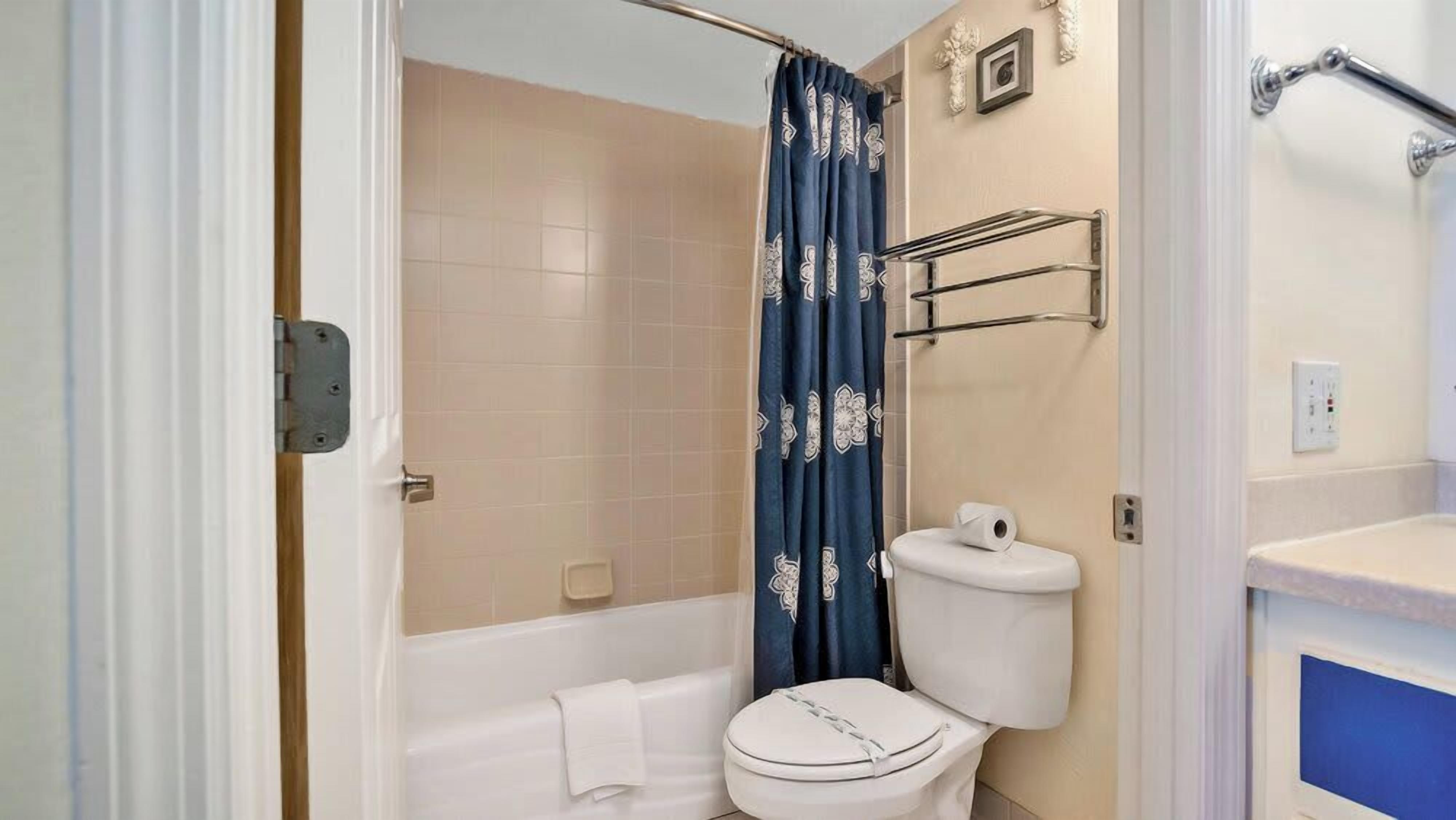 Douche, sèche-cheveux, serviettes fournies, shampoing
