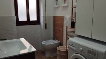 Dusche, Haartrockner, Bidet, HandtĂŒcher