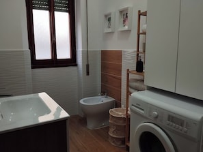 Dusche, Haartrockner, Bidet, Handtücher