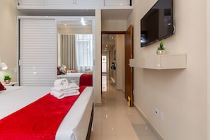 1 habitación, tabla de planchar con plancha y cuna de viaje 