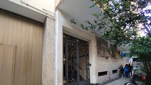 A building entrance with a large wooden door and a decorative metal gate. - Cosy in Copacabana 7 minutes from the beach | FM211 (Rio de Janeiro)