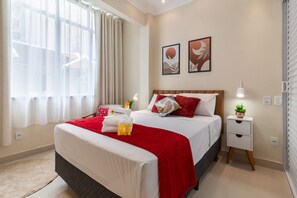 1 habitación, tabla de planchar con plancha y cuna de viaje 