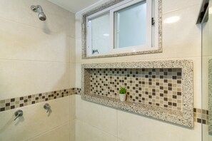 Ducha, secador de pelo, toallas y champú