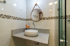 Dusche, Haartrockner, Handtücher, Shampoo