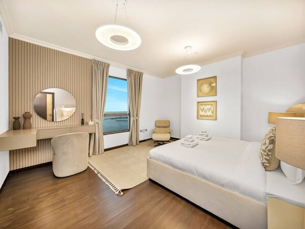 3 habitaciones, escritorio y tabla de planchar con plancha 