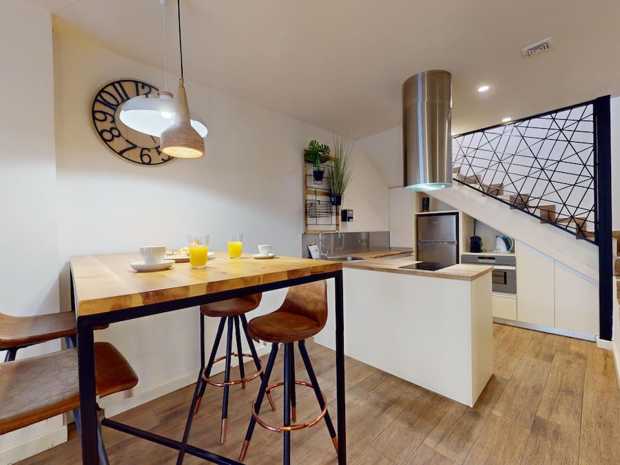 Loftsleilighet – premium | Eget kjøkken | Kjøleskap, mikrobølgeovn, ovn og kjøkkenutstyr