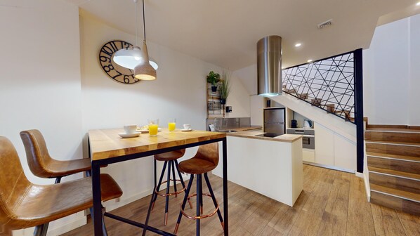 Loftsleilighet – premium | Eget kjøkken | Kjøleskap, mikrobølgeovn, ovn og kjøkkenutstyr