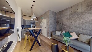 Ein modernes Interieur mit Essbereich, Küche und Sitzgelegenheit.
