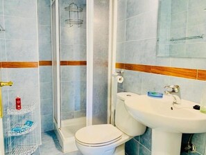 Dusche, Haartrockner, Bidet, Handtücher