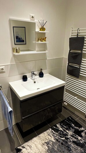 Douche, sèche-cheveux, serviettes fournies, savon