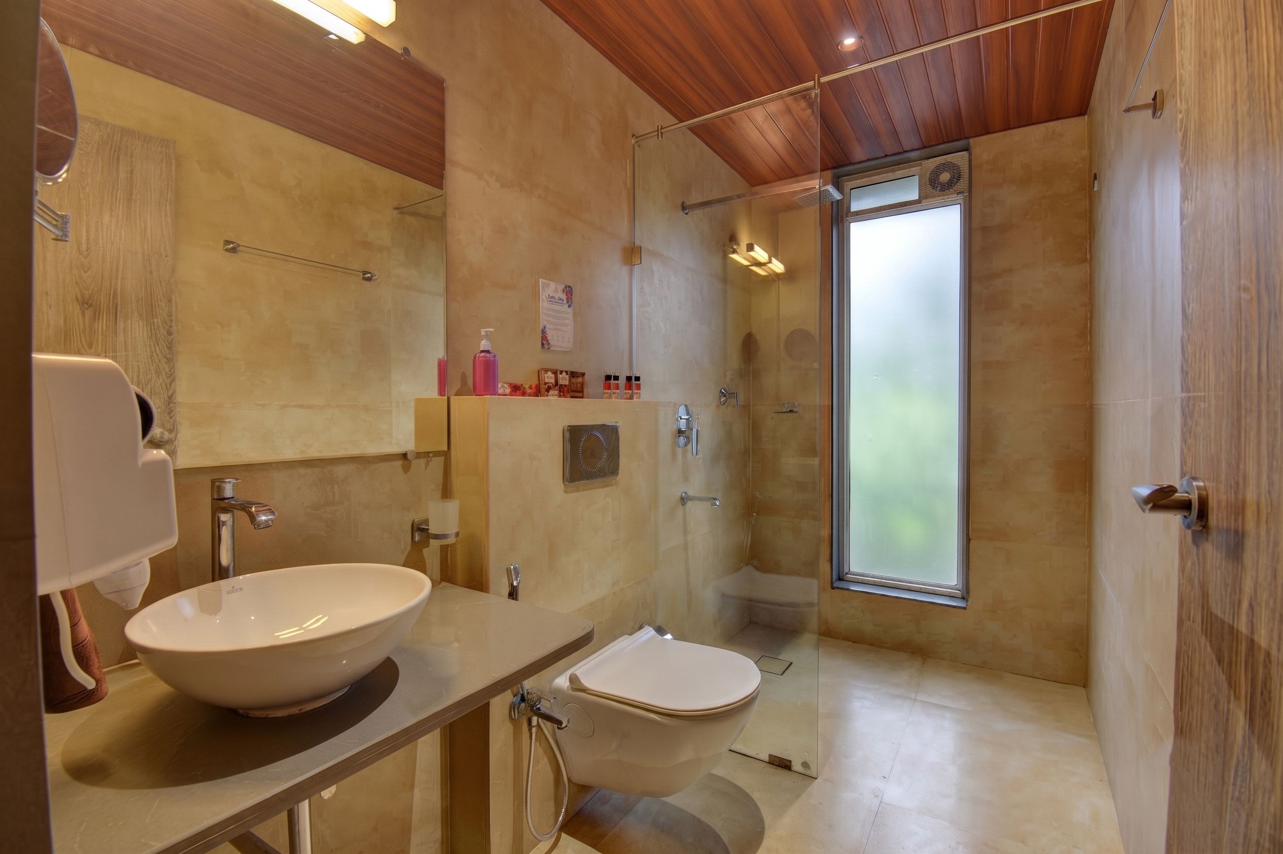Luxury Cottage | Bathroom | Free toiletries, towels, soap, shampoo