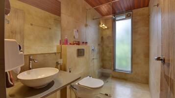 Luxury Cottage | Bathroom | Free toiletries, towels, soap, shampoo