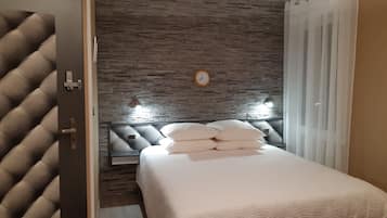 1 bedroom, premium bedding, Select Comfort beds, desk