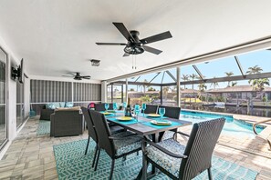 Outdoor dining - Villa 9 Prime location, Heated Pool, Gulf Access (Cape Coral)