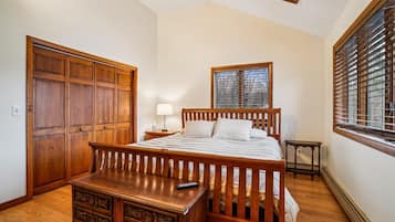 5 bedrooms, travel crib, internet, bed sheets