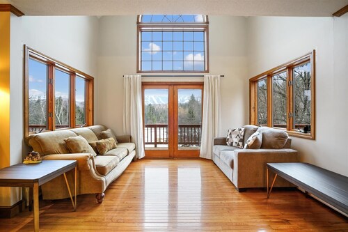 Mountain View Chalet Fabulous views from the hot tub with large entertaining area just off Killington Road