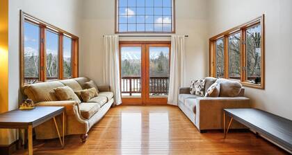 Mountain View Chalet Fabulous views from the hot tub with large entertaining area just off Killington Road