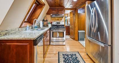 Mountain View Chalet Fabulous views from the hot tub with large entertaining area just off Killington Road