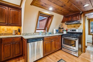Réfrigérateur, micro-ondes, plaque de cuisson, lave-vaisselle