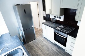 House | Private kitchen | Fridge, microwave, oven, stovetop - Wolverhampton - 4 Bed House - Free Parking (Wolverhampton)