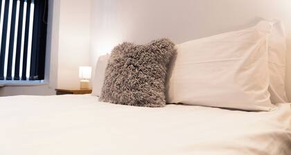 Wolverhampton - 4 Bed House - Free Parking