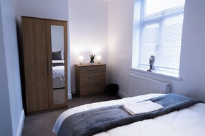 4 bedrooms, iron/ironing board, free WiFi, bed sheets - Wolverhampton - 4 Bed House - Free Parking (Wolverhampton)