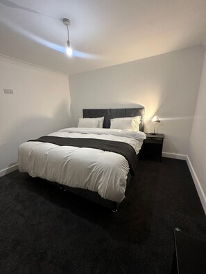 House | 6 bedrooms, free WiFi, bed sheets - House-sleeps8-parking-garden (Leeds)