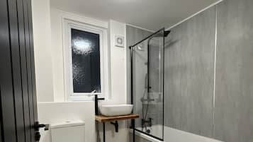 Casa | Baño | Regadera y toallas