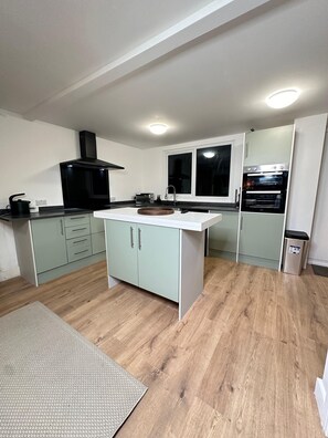 House | Private kitchen | Fridge, microwave, oven, stovetop - House-sleeps8-parking-garden (Leeds)