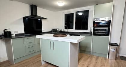 House-sleeps8-parking-garden