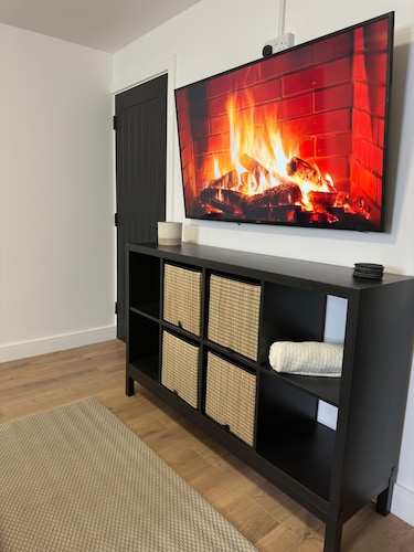 House-sleeps8-parking-garden