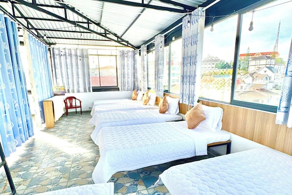 Dormitorio compartido panorámico | Ropa de cama de alta calidad y wifi gratis