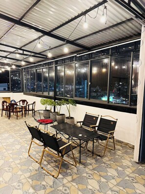 Dormitório compartilhado panorâmico | Opções para refeição no quarto