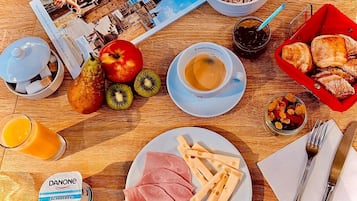 Se ofrece un desayuno bufé todos los días (por un coste adicional)