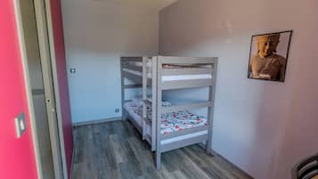 Familien-Vierbettzimmer | Kostenlose Babybetten, kostenloses WLAN, Bettwäsche