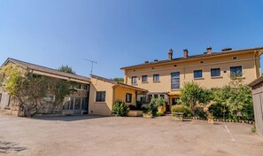 Free self parking - Hôtel de l'Abbaye  (Cluny)