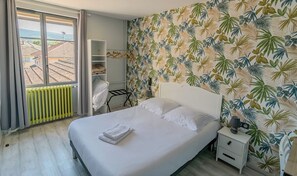 高级双人房 | 免费婴儿床、免费 WiFi、床单